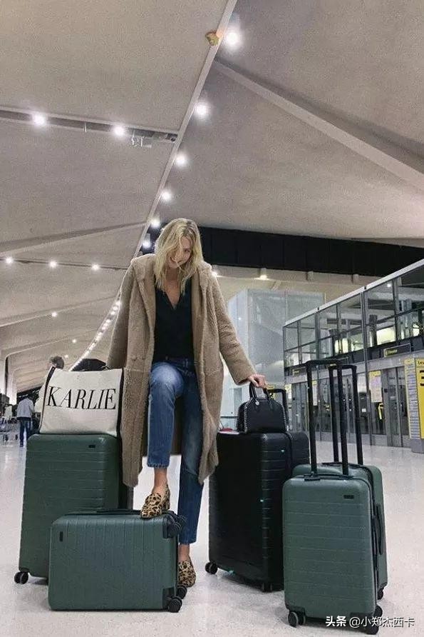 换个Logo贵10倍?!贝嫂这个联名款骗谁捏~|小郑周报