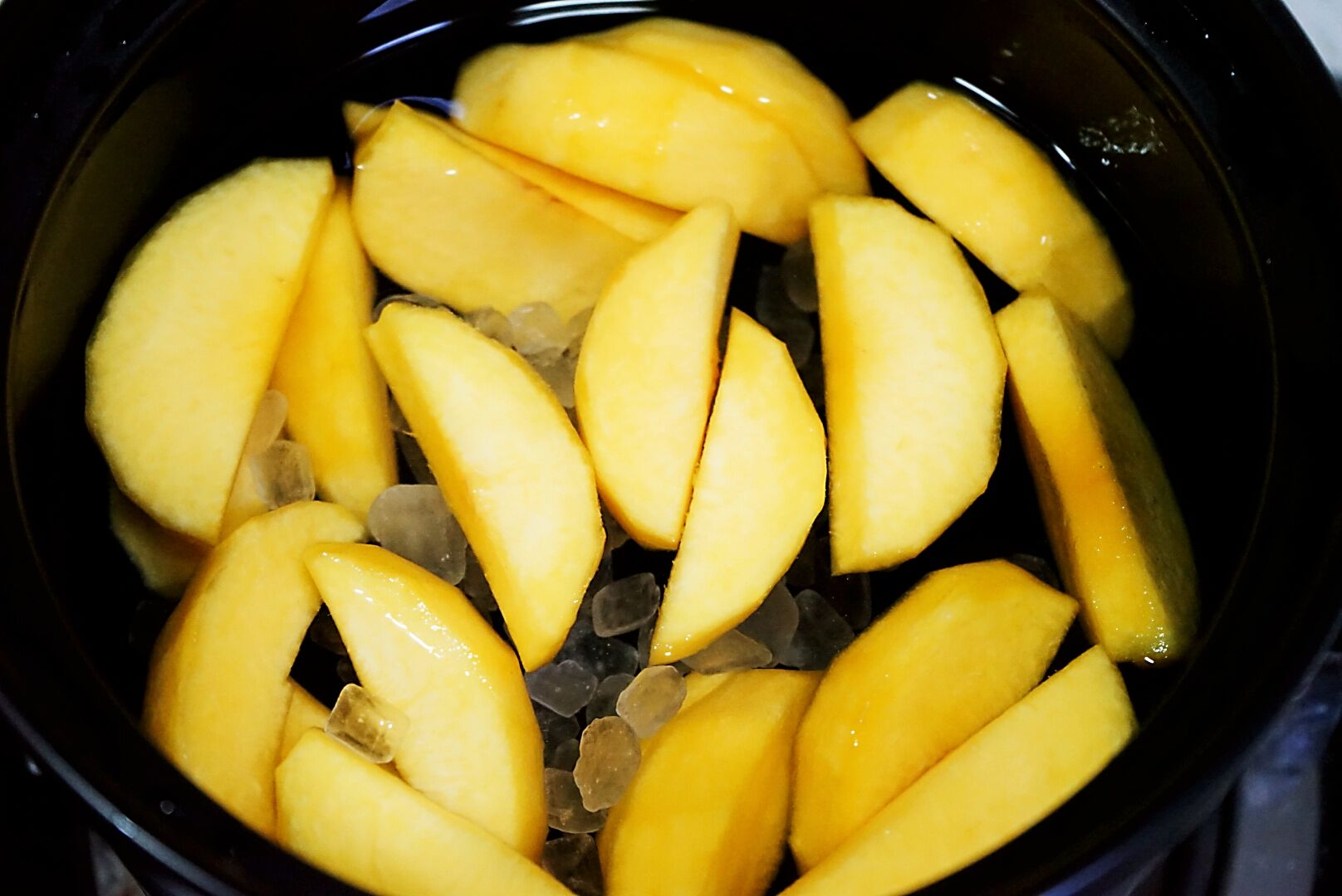 黄桃成熟了摘下来做个黄桃罐头,黄桃丰收