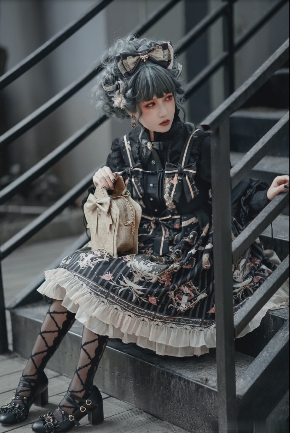 华尔笔下的堕天使,灰蓝盘发哥特lo娘,厌世妆容黑暗而优雅