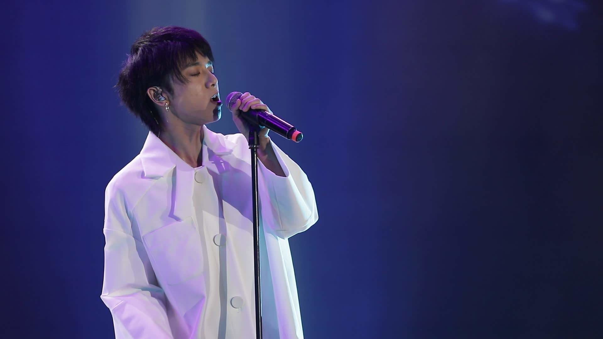 为什么一上台唱歌声音不稳呢,一上台唱歌声音就抖