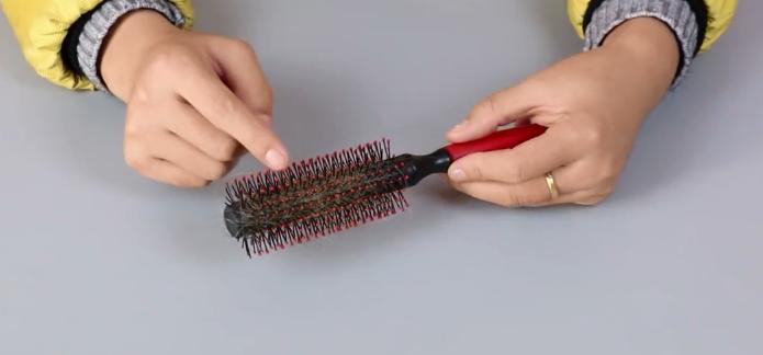 卷发梳脏了怎么清理,怎样清理卷发梳上的头发