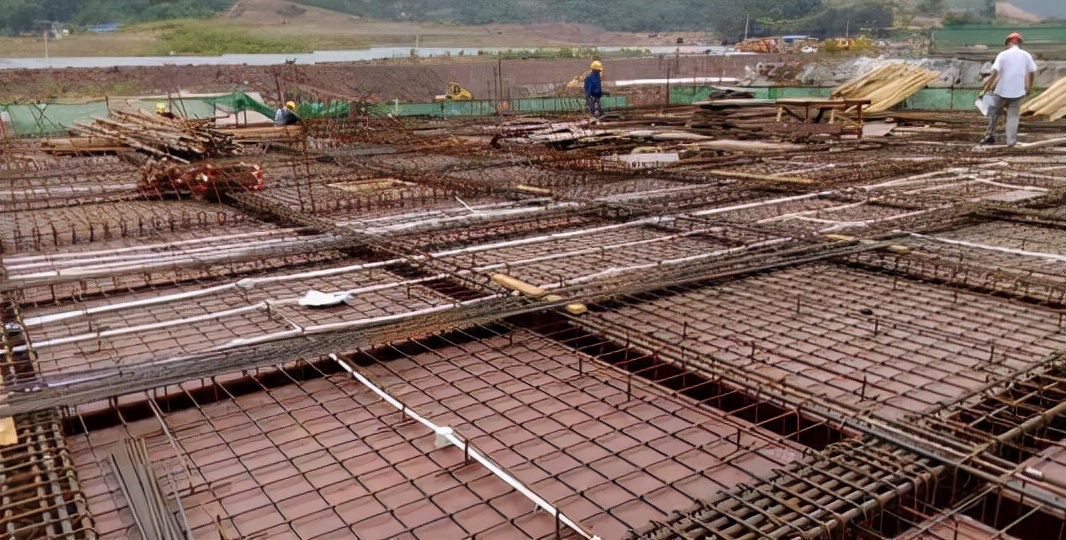 农村自建房暗线全部走顶可以吗,自建房电线路走顶好还是走地面好