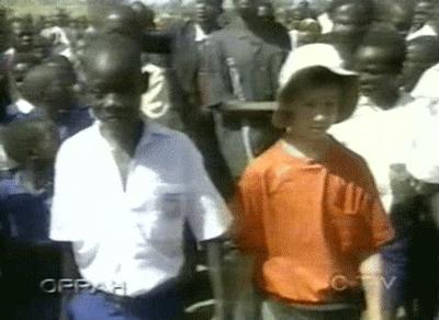 用零花钱给非洲挖了1000多口井，只因孩子眼泪，是那里最干净的水