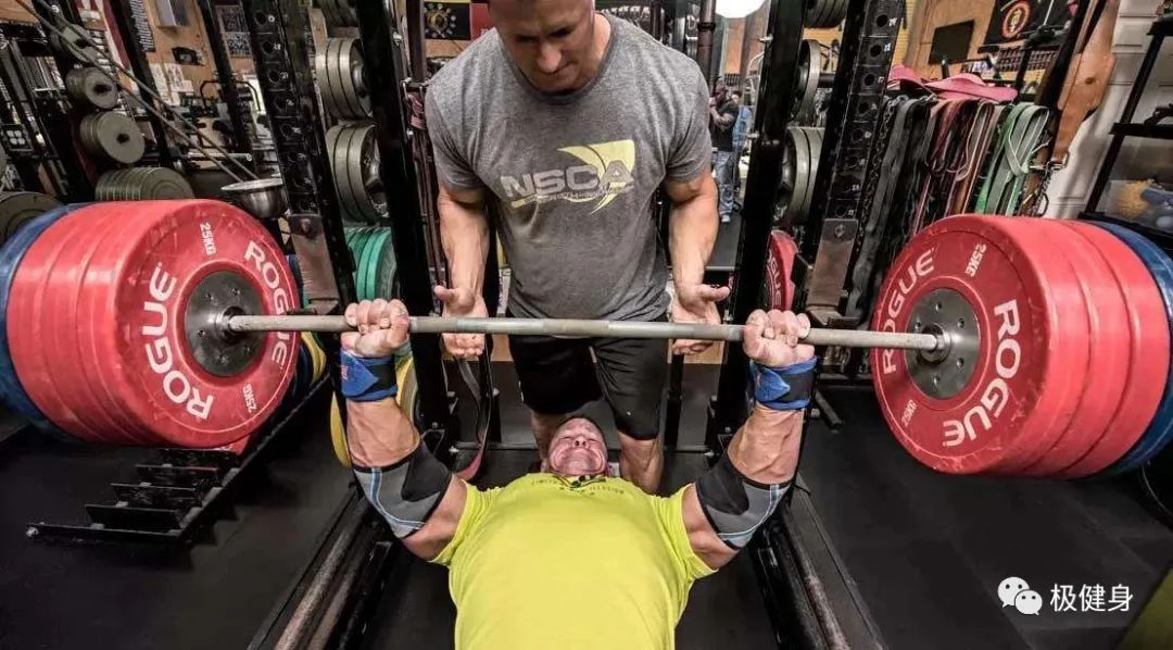 穿衣服撑不起来是骨架小吗,胸肌锻炼多久能穿衣有型