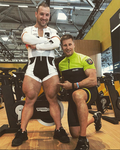 场地自行车运动员深蹲纪录,深蹲300公斤运动员爆发力