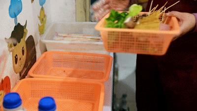 忆童年临沂学校门口的水煮串串香,学校路边摊小吃麻辣串串