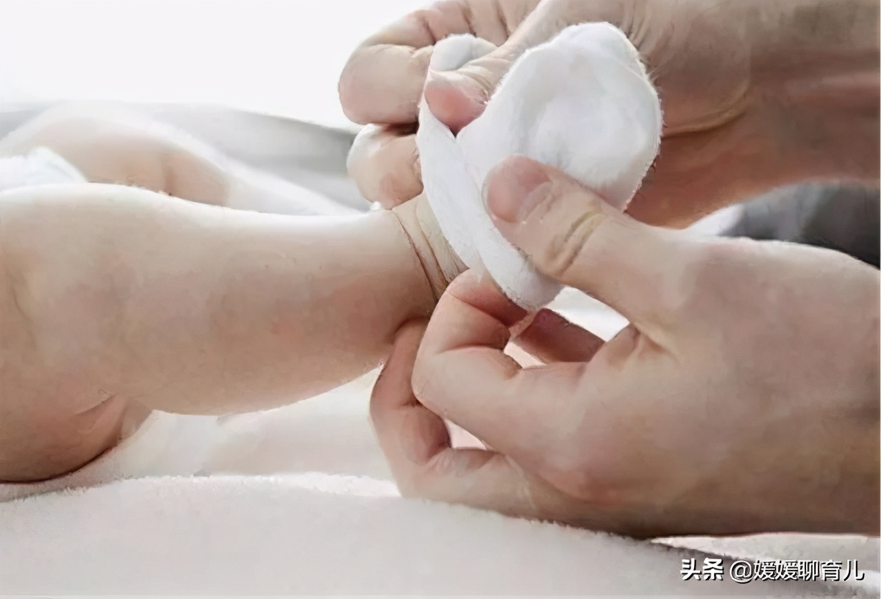 小孩子总是脱袜子是怎么回事,宝宝经常脱袜子怎么办