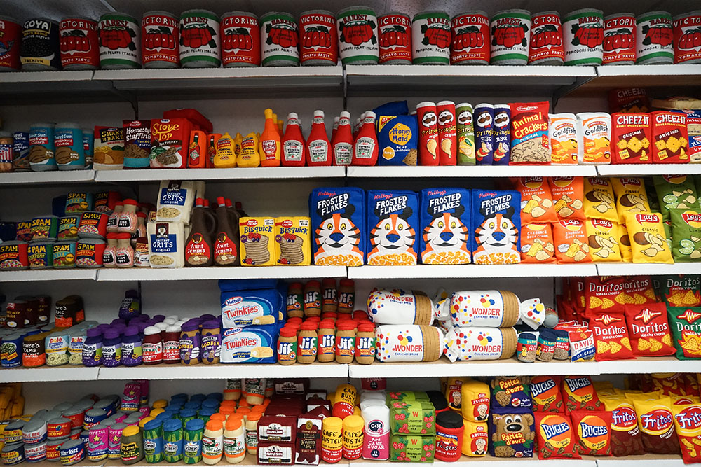 她开了间奇怪的店,货品琳琅满目,却一件也买不了