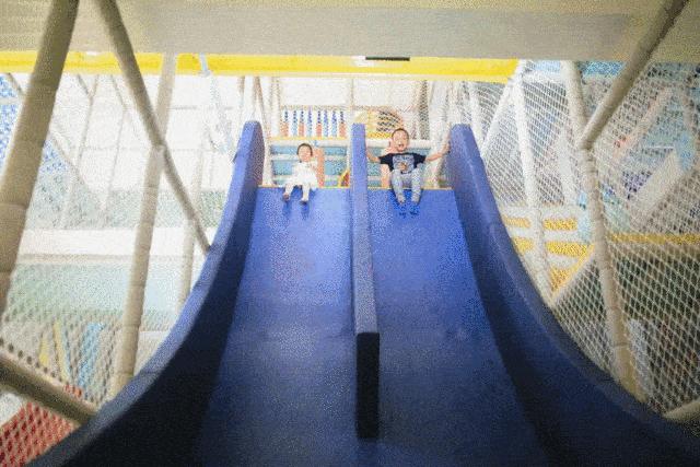 四岁宝宝滑梯躲避小孩,4岁的小孩突然不敢滑滑梯