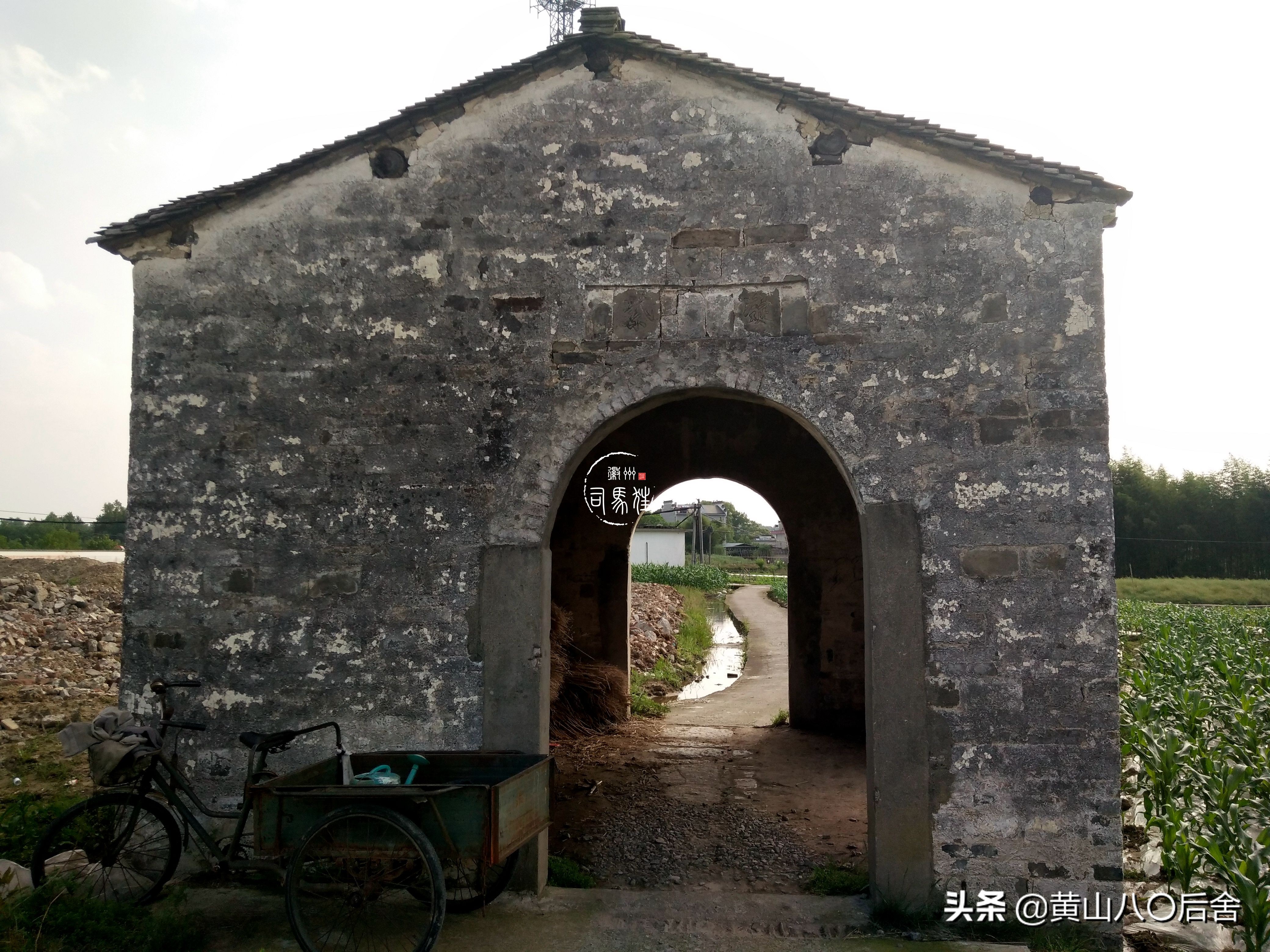 歙县有个村子,大家都姓淩,三点水的淩。这里还有吕洞宾的传说