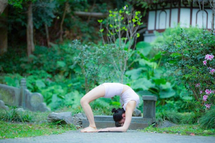瑜伽可以让人放松及解压抗抑郁,瑜伽对康复的帮助