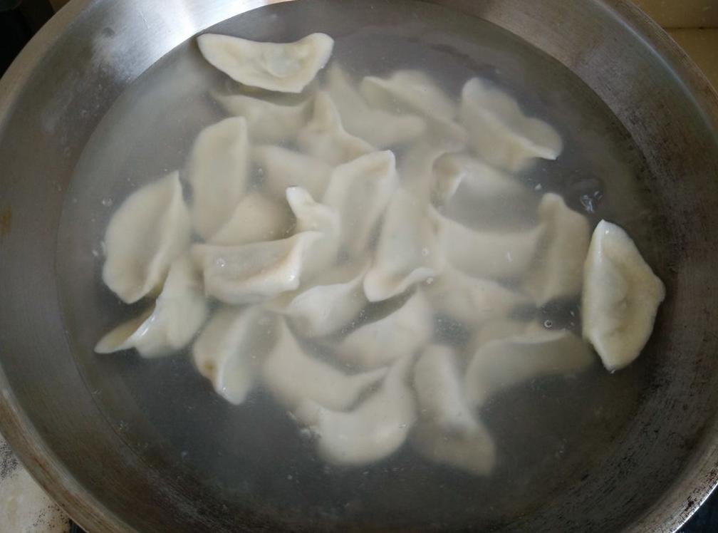 冻饺子是冷水蒸还是开水蒸几分钟,商用煮冻饺子放凉不烂不粘的诀窍