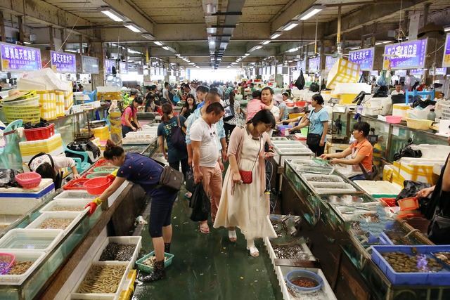 湛江目前最大的两个海鲜批发市场,广东湛江第一长滩海鲜市场