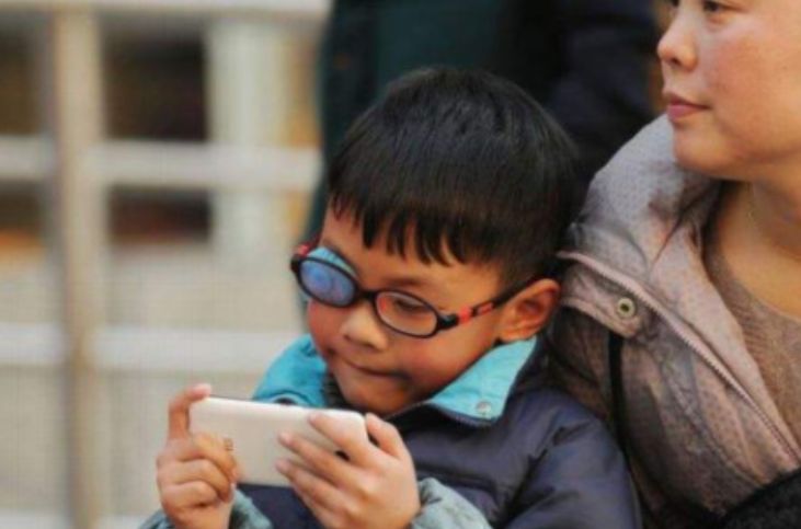 小学生私下组建QQ群“不良信息”太大父母看到聊天记录浑身颤抖