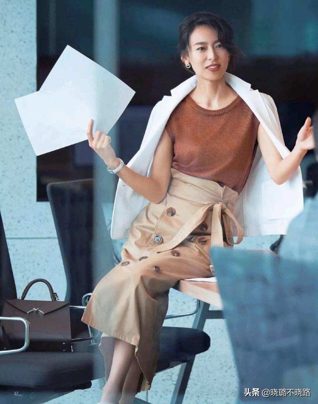 40-50岁减龄高级配色穿搭,永不过时黑白灰经典穿搭配色