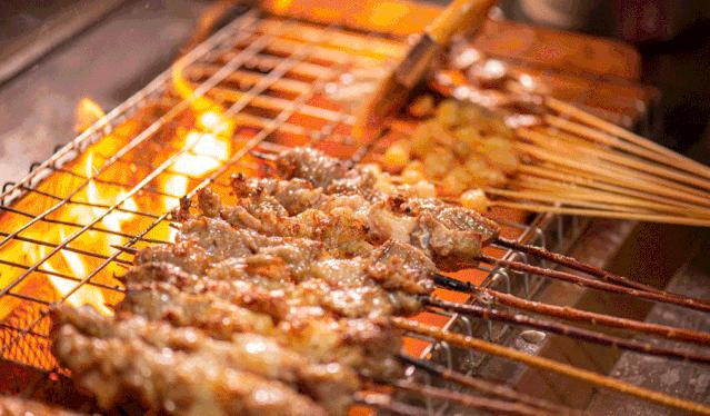 一年能卖出300万串羊肉串,摆摊卖羊肉串一年赚500万