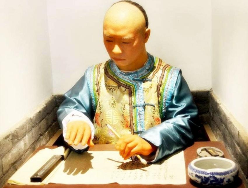 朝臣与家人打麻将，竟发现少了一张牌，第二天这张牌竟在皇帝手中