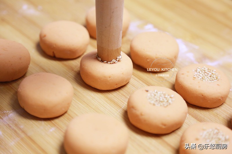 红薯饼怎样做才酥脆好吃,做红薯饼需要加什么配料