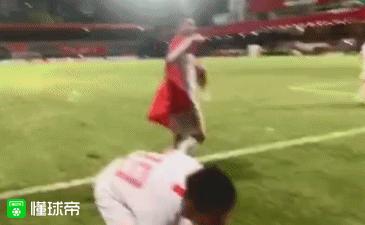 让人又爱又恨！韦世豪昨晚*毛老**病再犯，或成国足定时*弹炸**