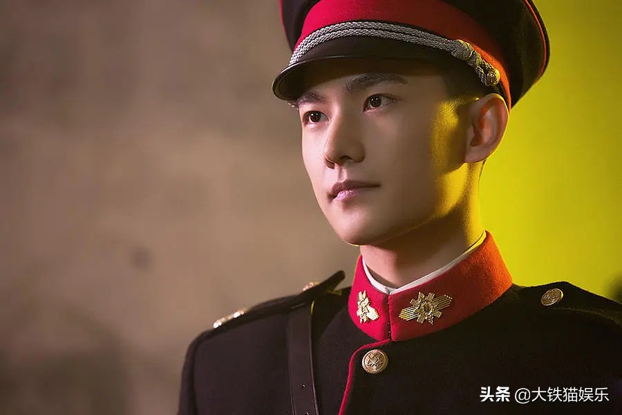 民国军装男神霸气出场,成毅帅气军装
