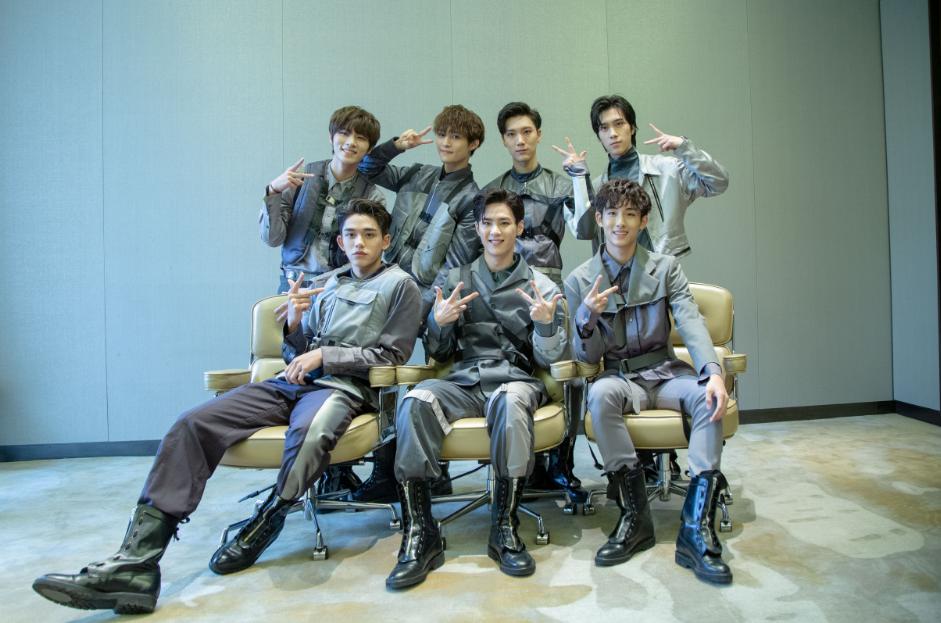 威神v删burberry相关，糊咖唯一资源没了，还被说立人设