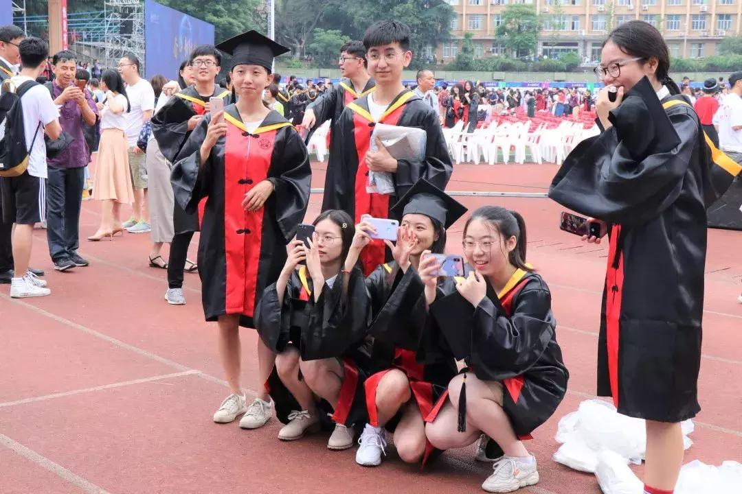 毕业啦难舍难分,毕业啦很舍不得离开