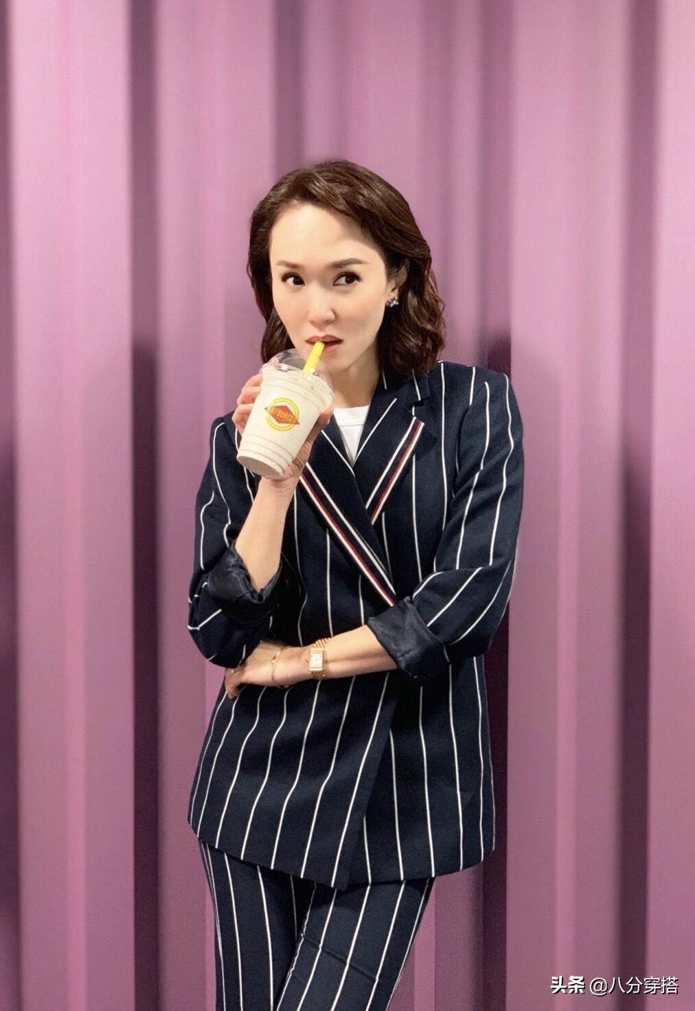 范文芳穿咖色衬衣配皮裙,范文芳气质穿搭