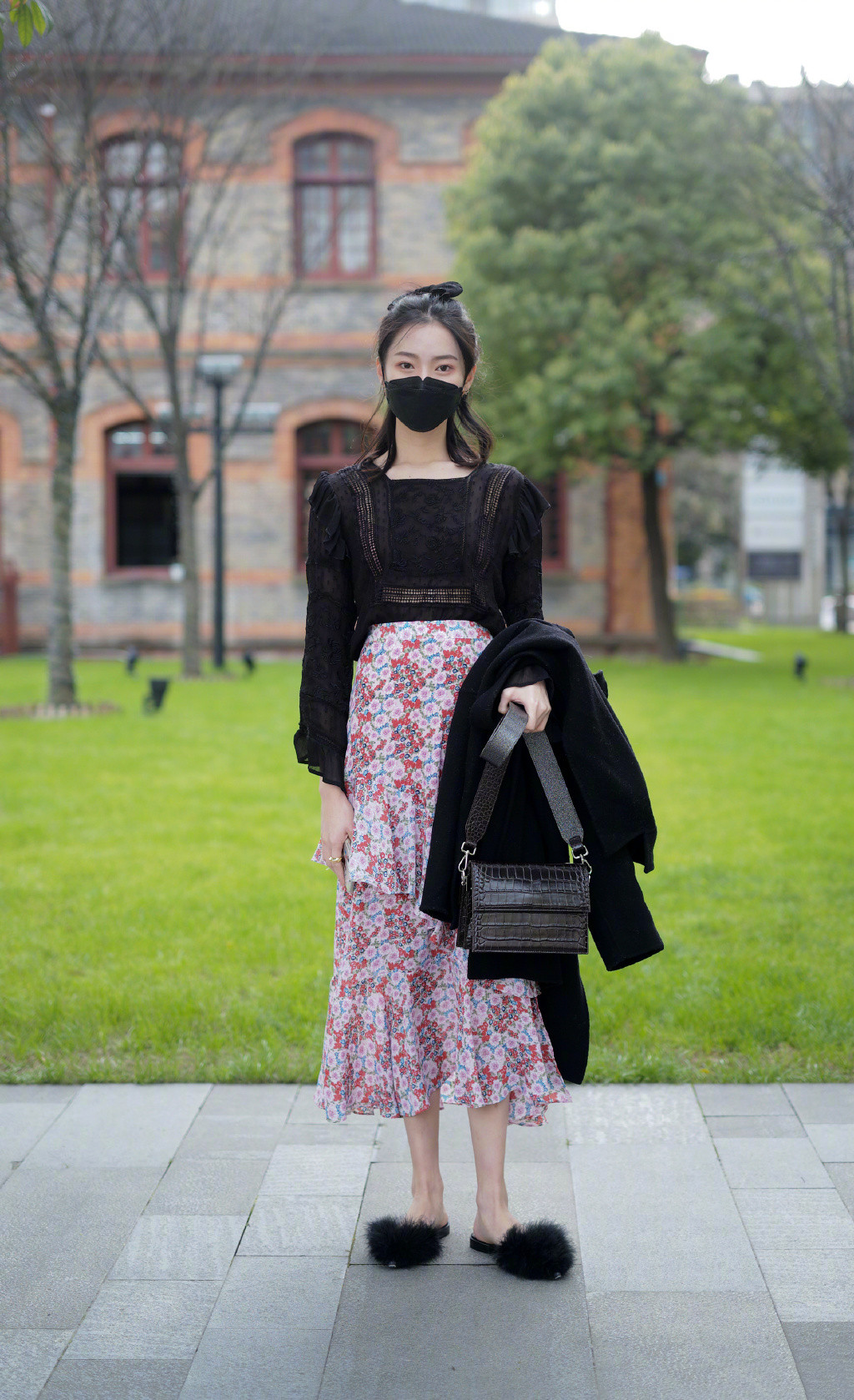 春天穿半身长裙,黑色半身长裙配什么上衣好看夏天