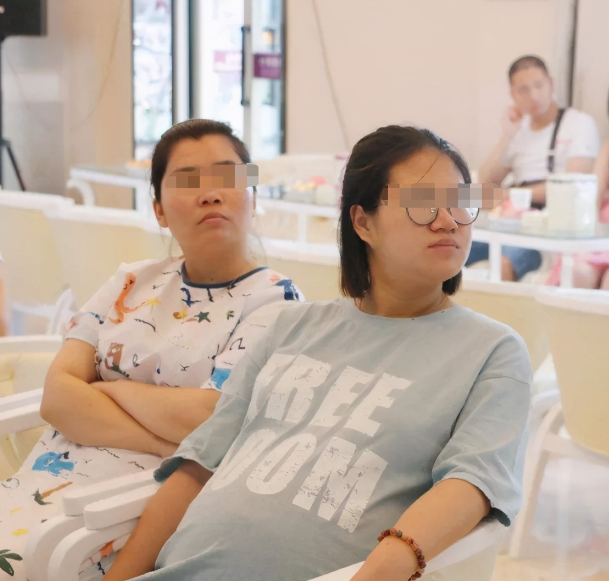 胎儿胎动一直踢肚子两侧,每次胎动都感觉在使劲踢