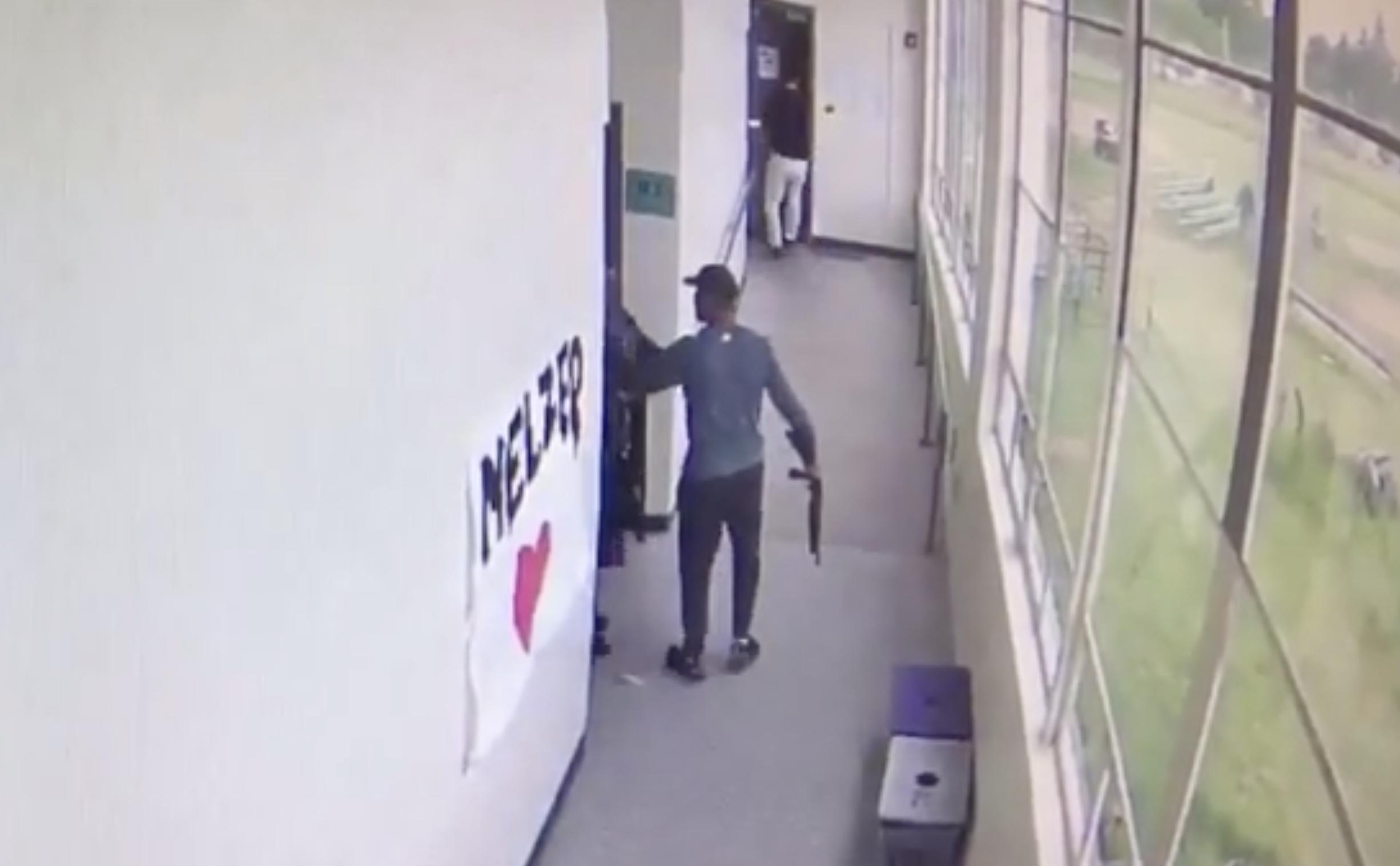 美国足球教练用拥抱平息一持枪学生的情绪，这一幕被监控录了下来