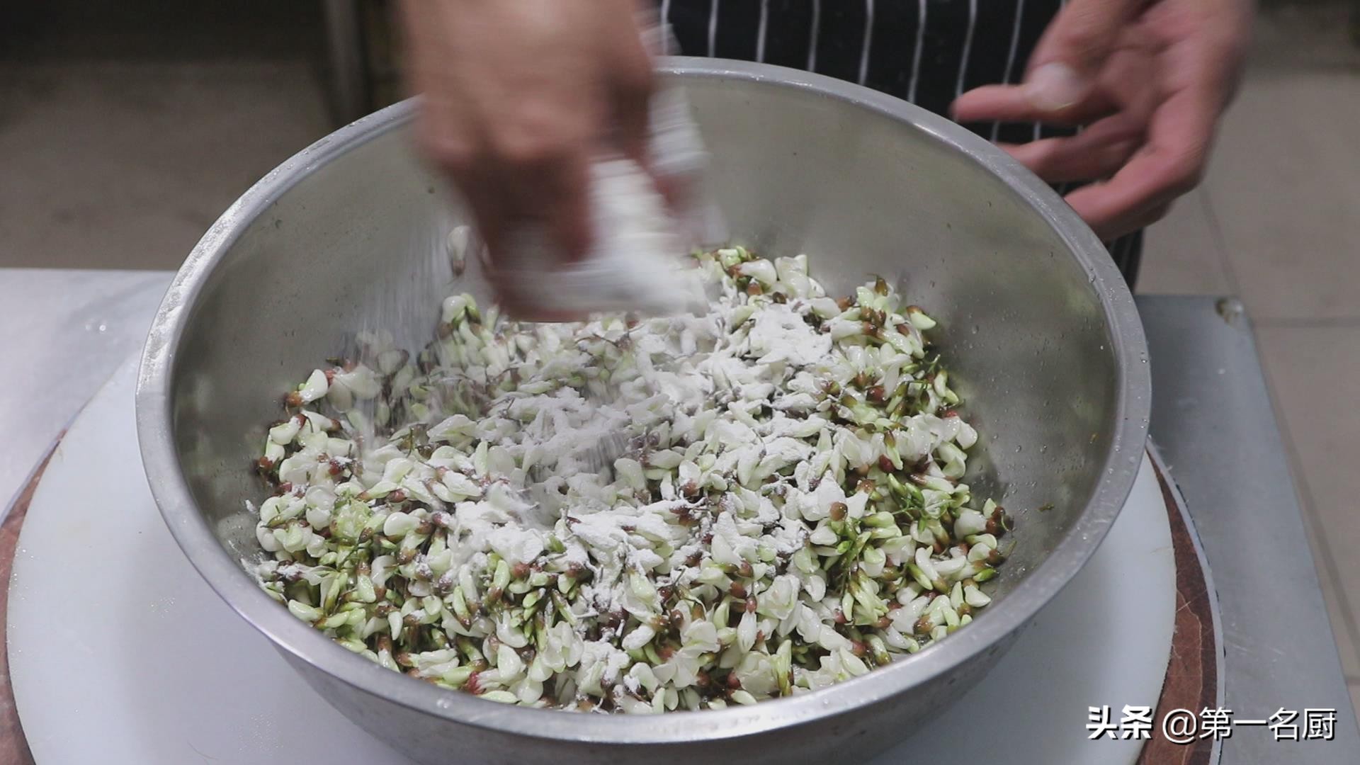 原来饭店是这样蒸槐花的,清香软嫩,不粘不坨,看完长知识了