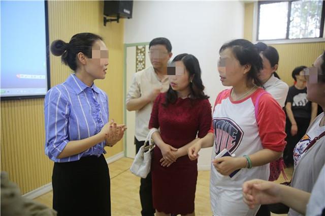 “摸了你好好说，凭什么动手”？7岁儿子非礼女老师，妈妈很不满