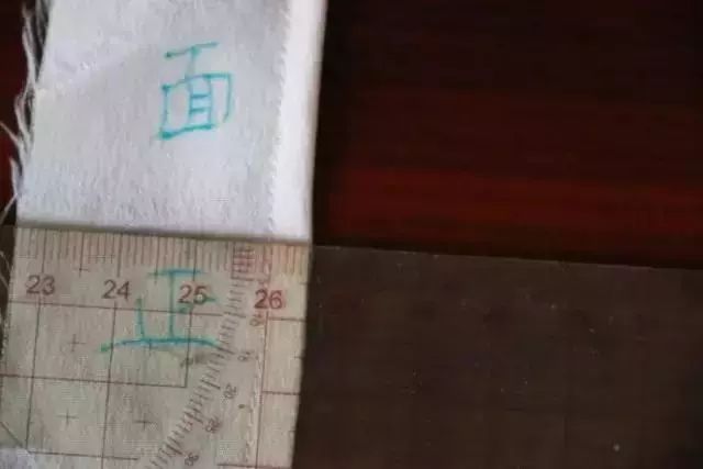 真丝手工卷边教程,真丝0.3卷下摆的卷边技巧