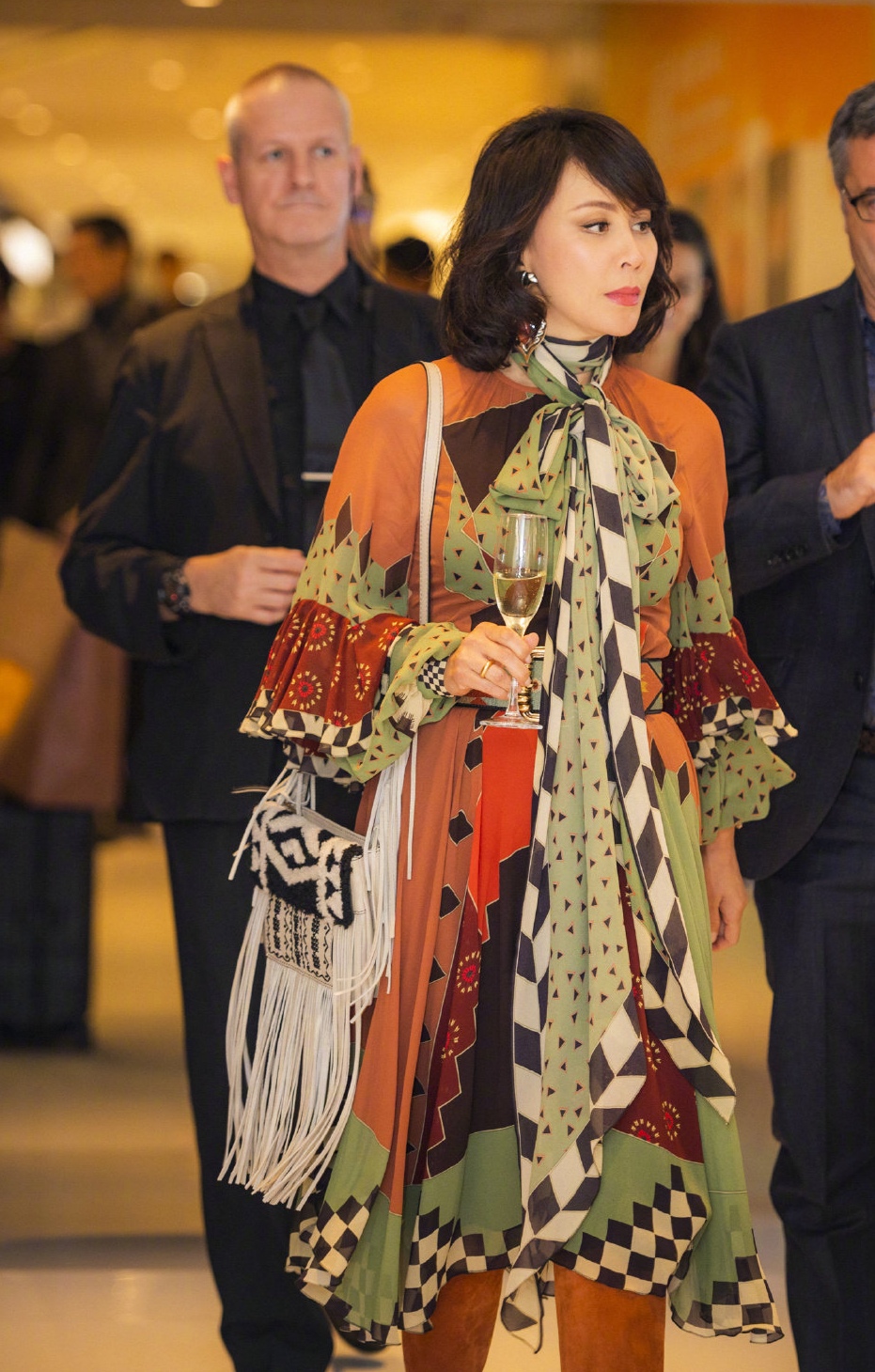 郑秀妍刘嘉玲 (刘嘉玲领开襟衫)