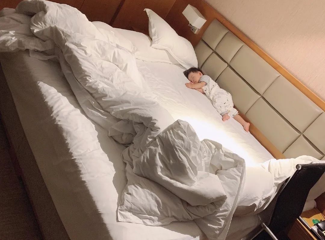 因为我不到三岁,酒店“逼”我打地铺睡