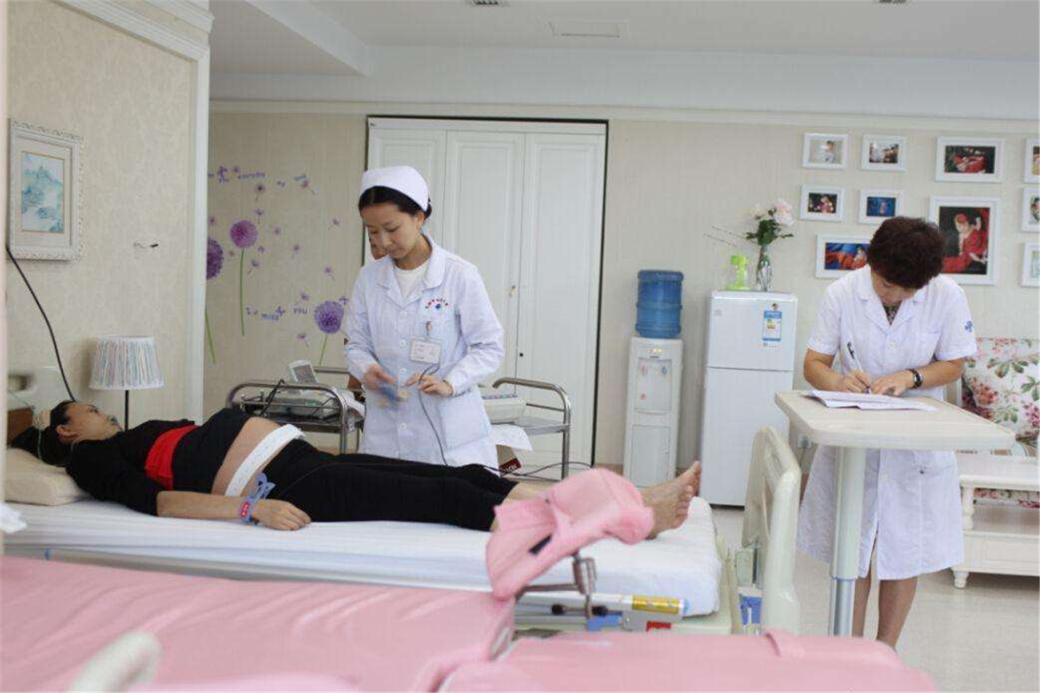 足月散步时肚皮发紧还能继续走,足月胎儿坠胀肚子很硬