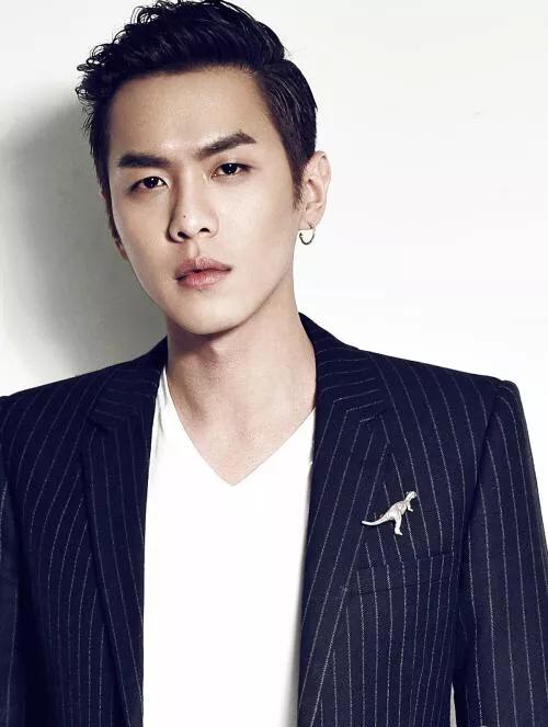 单眼皮帅哥跟双眼皮哪个好看,单眼皮男明星割双眼皮