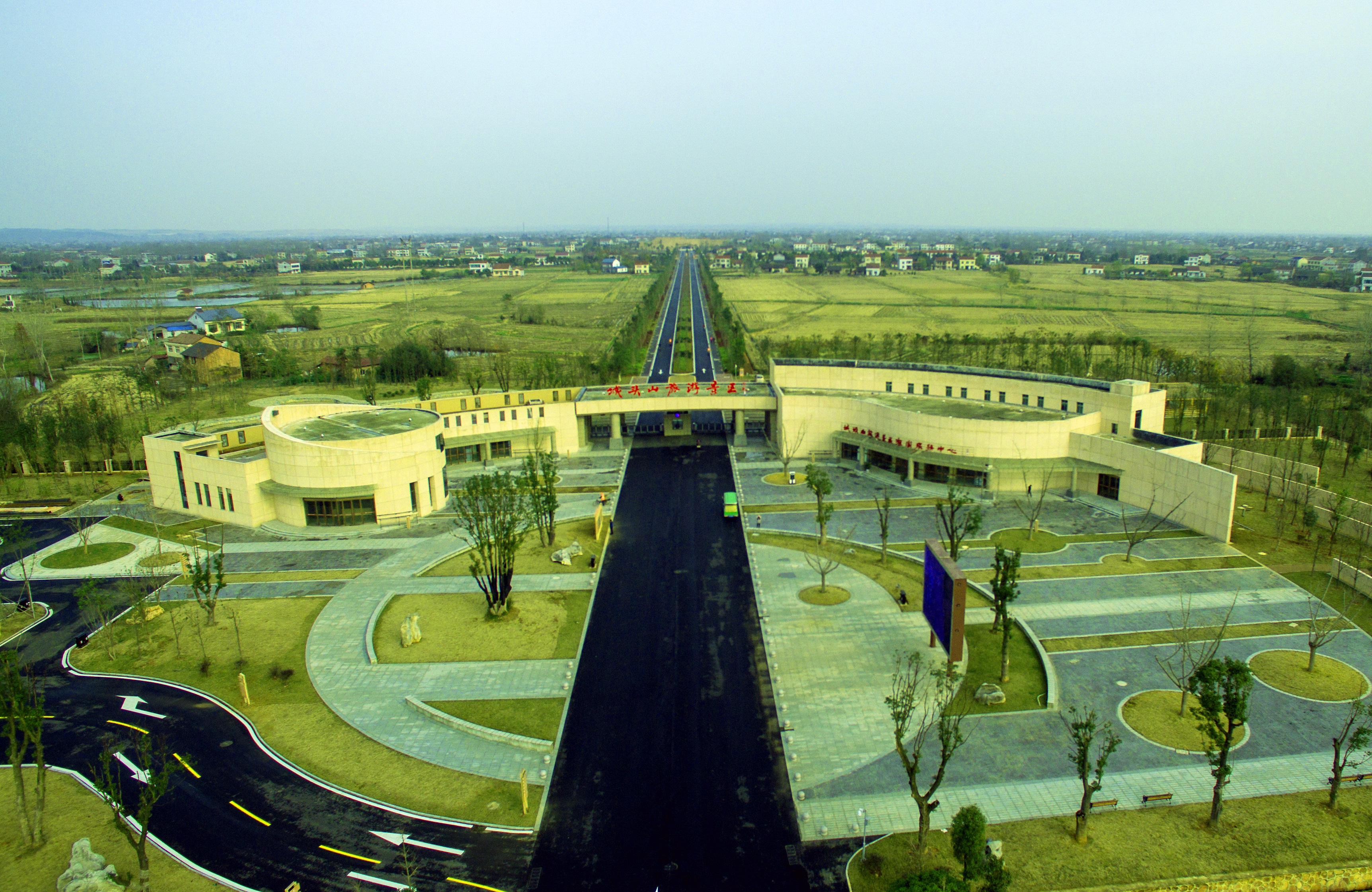 湖南的一个经济强县，紧挨常德和荆州，人口近百万却不通高铁