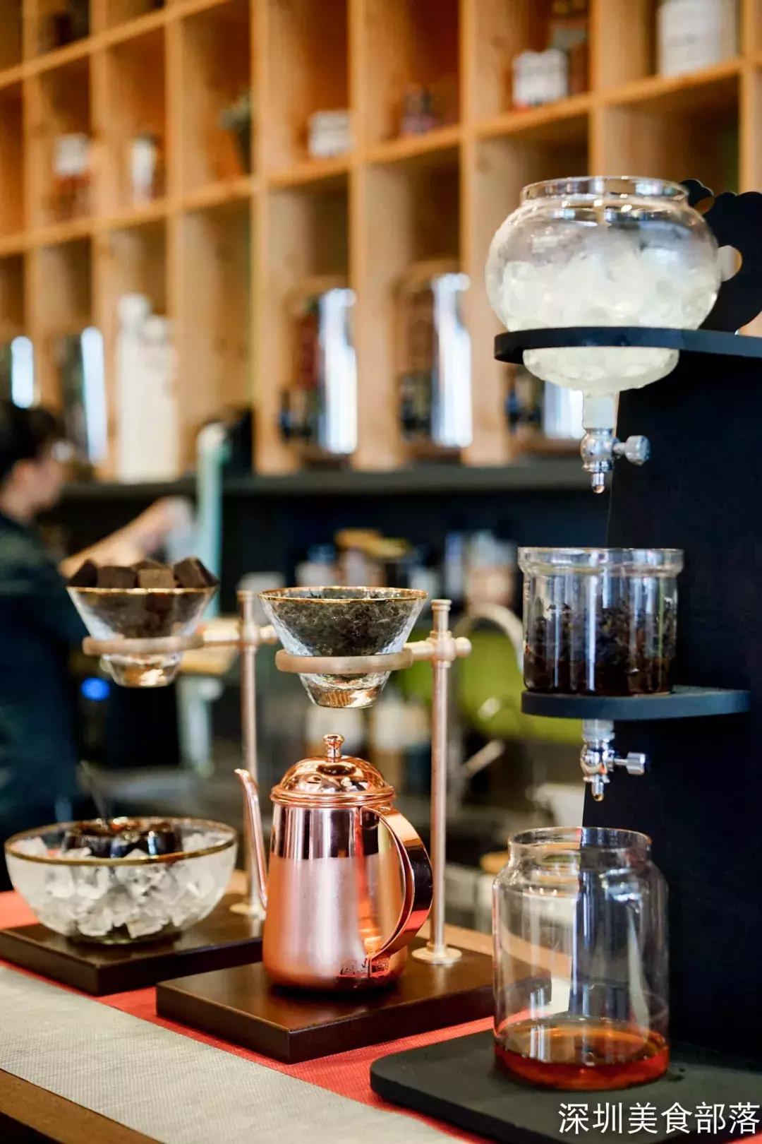 跨世纪的黑砖奶茶店，每天卖30块“金条”