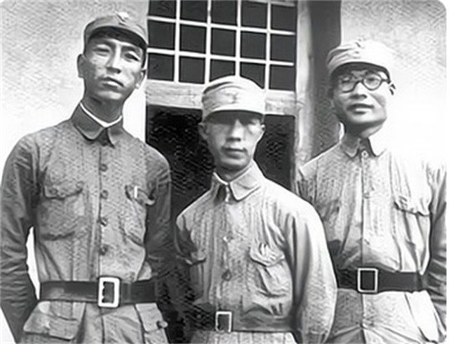 *世友许**听闻军中来了位高手，欲切磋武功，*飚耿**：你不是我的对手