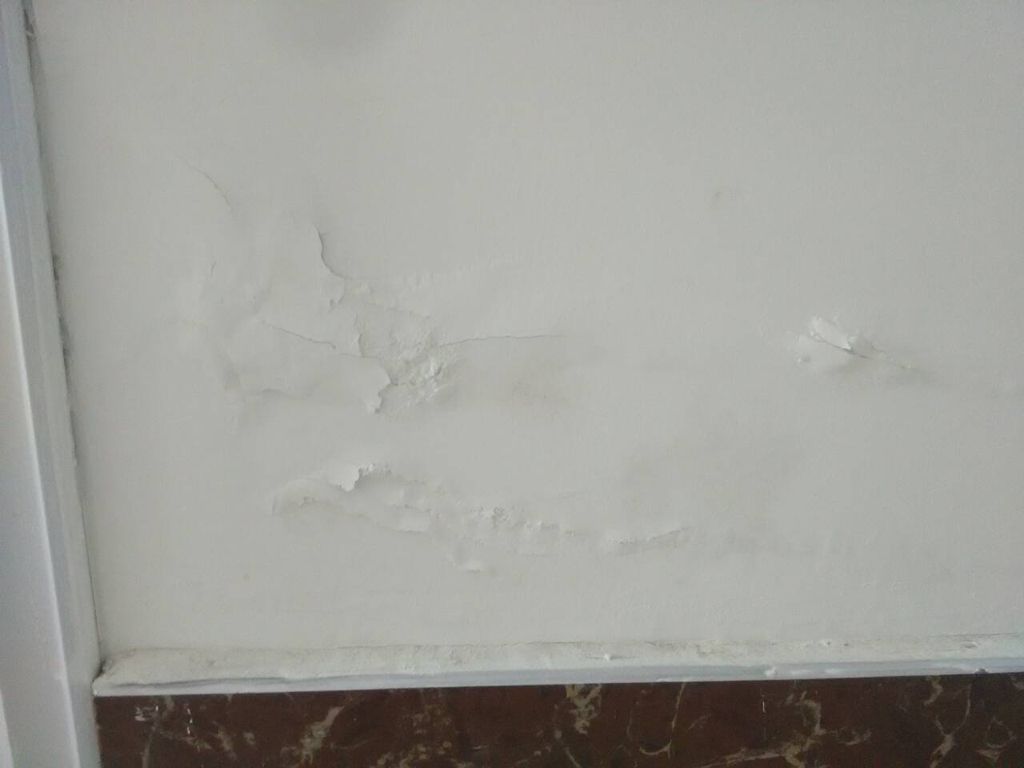 乳胶漆直接刷开裂会起皮,入住两年墙面乳胶漆出现细小裂纹