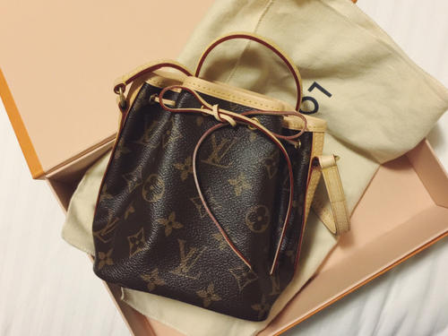 lv水桶包和邮差包哪个值得入手,lv哪些包包值得入手