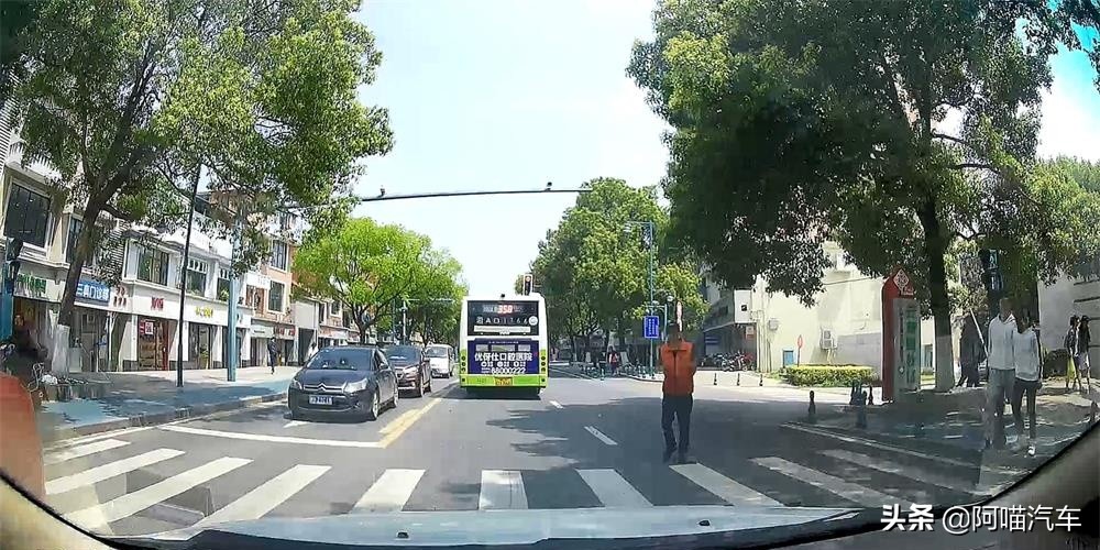 远离大车闯红灯,开车前面有大车闯红灯该如何处理