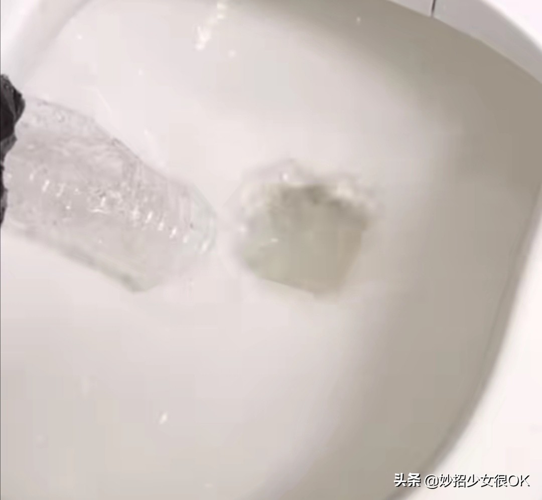 马桶掉进塑料瓶堵了怎么快速通,马桶掉进一个塑料瓶盖堵了怎么办