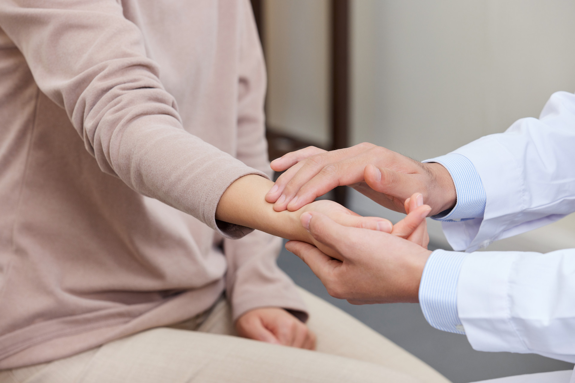 慢性盆腔炎湿热瘀结中药调理多久,盆腔炎腹痛中医治疗方法