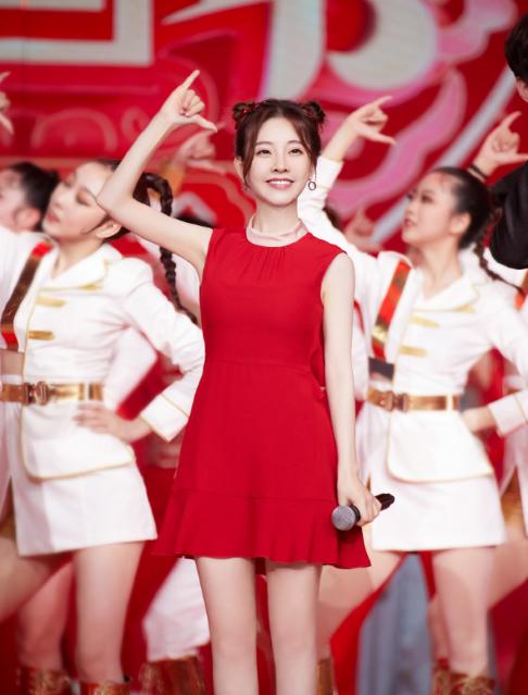 成龙亮相山东春晚，与黄渤相见欢，冯提莫红裙惊艳人气颇高