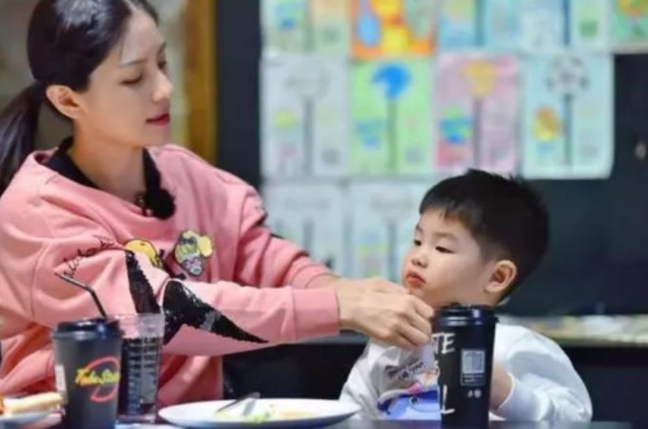 “妈妈，我要买这个！”，孩子开口要东西时，家长的反应很重要