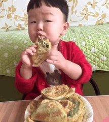 婴儿嘴有吸吮的动作是不是饿了,宝宝想吃奶拒奶