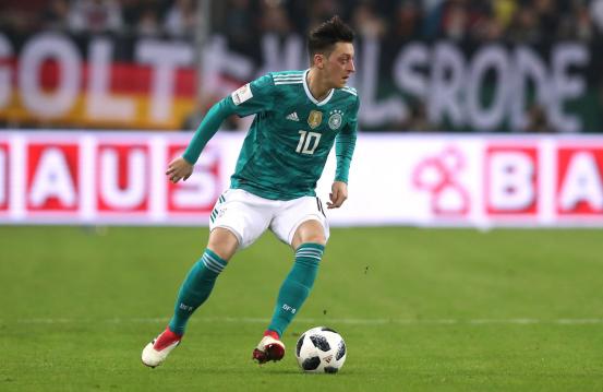 厄齐尔退出德国国家队,德媒披露厄齐尔与德国队的恩怨