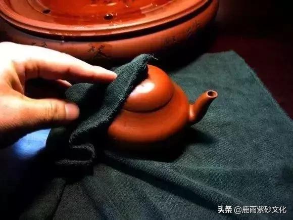 段泥紫砂壶变黑是怎么回事,段泥紫砂壶吐黑后还能用吗